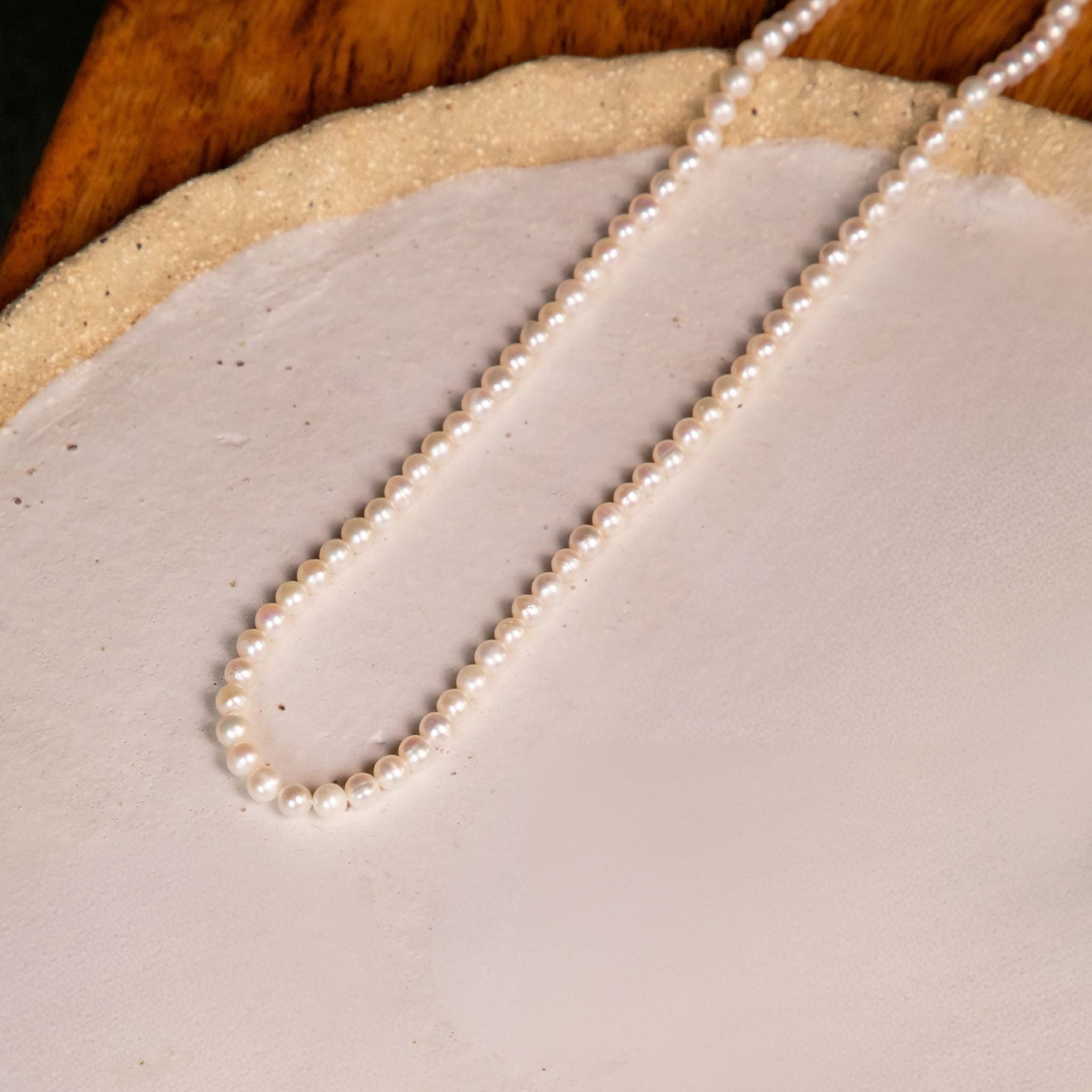 Avean-OneTouch-Clasp-Classique-Freshwater-Pearl-Necklace-Editorial